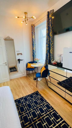 Double Room with Private Bathroom Partial Tower view 16 Havelock Street - 5